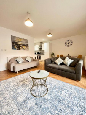 2 Double beds OR 4 Singles, 2 Bathrooms, FREE PARKING, Smart TV's, Close to Gunwharf Quays, Beach & Historic Dockyard